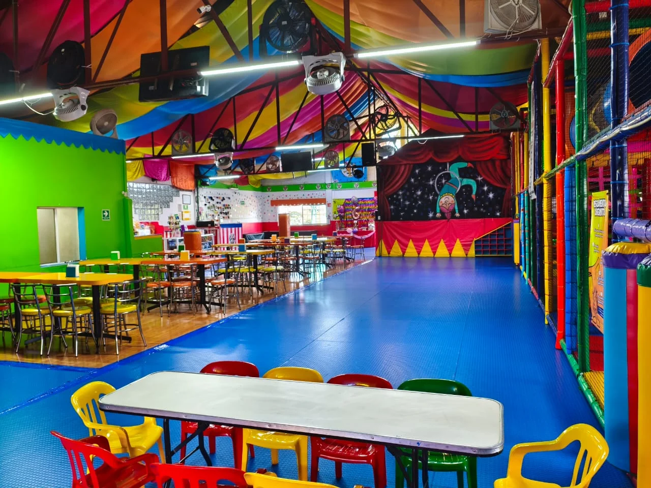 Área de juegos infantiles en Party Circus Valle Dorado