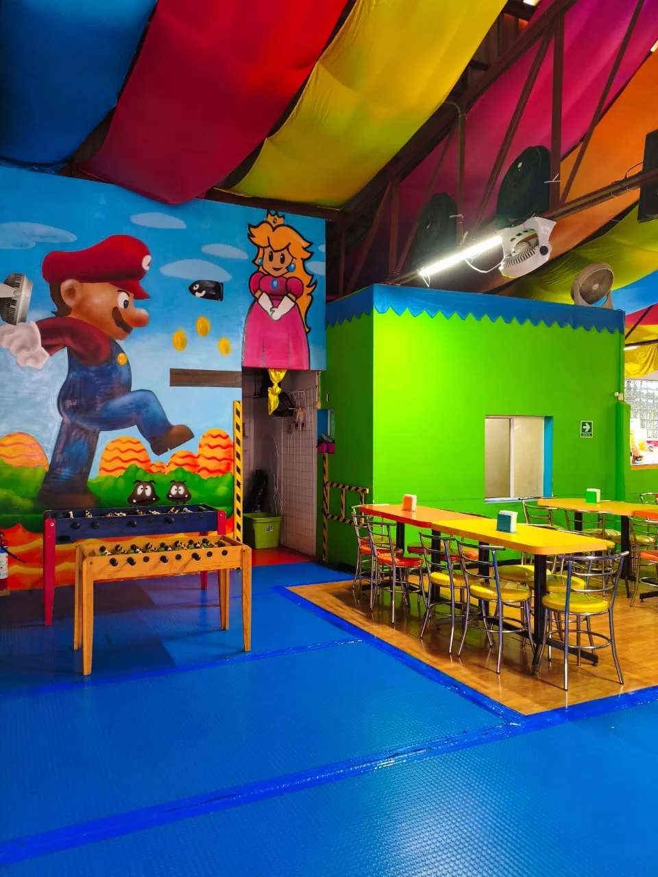 Mesas y montaje para fiesta infantil en Party Circus
