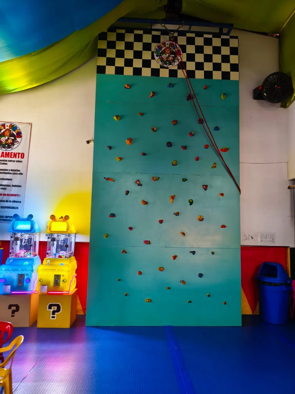 Niños jugando en el salón Party Circus Tlalnepantla